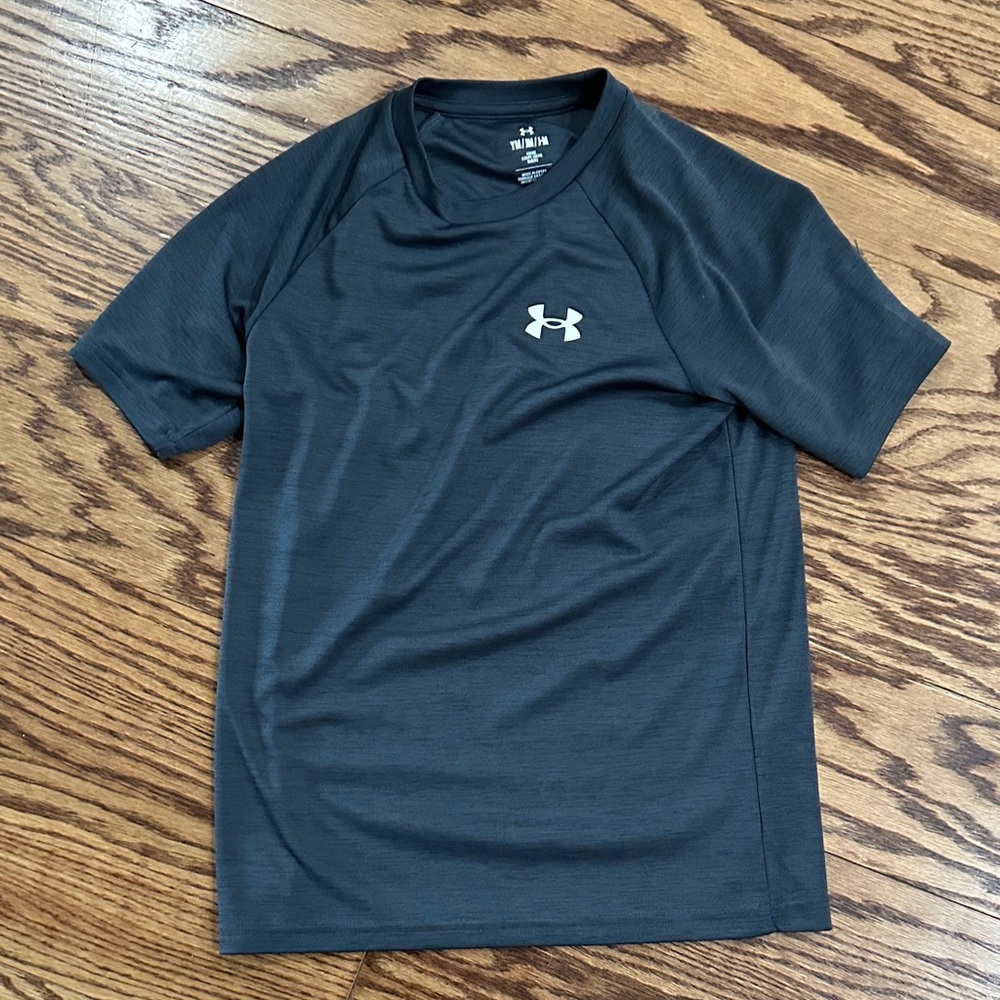 Boys Under Armour size medium gray dri fit shirt
